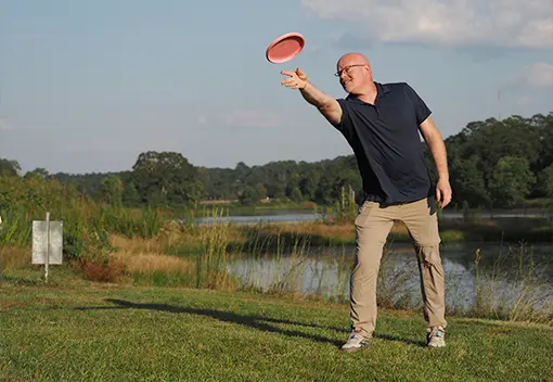 A patient throwing a frisbee